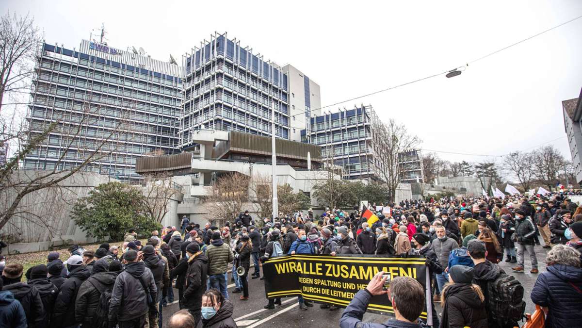  Gegner der staatlichen Corona-Politik haben in Stuttgart vor dem Gebäude des Südwestrundfunks (SWR) demonstriert – Gewerkschaften kritisieren Diffamierung von Journalisten. 