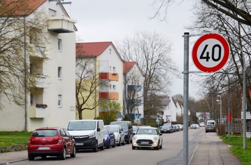 Am Straßenrand einen Parkplatz zu finden, ist auf dem Fasanenhof mitunter ein schwieriges Unterfangen. Foto: Sandra Hintermayr