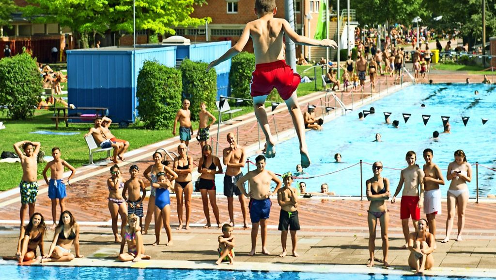  Rettungsschwimmer für eine Sommersaison zu verpflichten wird zusehends schwerer. In Stuttgarts größtem Freibad fehlt es an Personal, deshalb ist zurzeit nur ein Einschichtbetrieb möglich. Doch auch andere Stuttgarter Bäder kennen das Problem. 