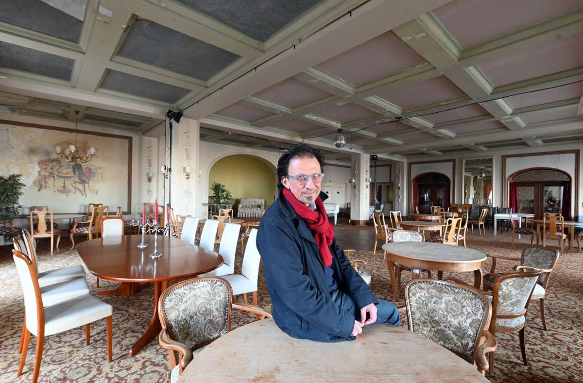 Herbert Türk, Erster Vorsitzender des Vereins Denkmalfreunde Waldlust, aufgenommen im Festsaal des ehemaligen Grandhotel.