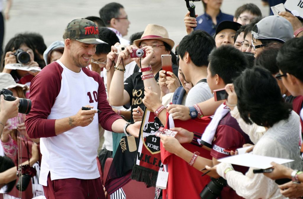 Lukas Podolski auf Tuchfühlung mit den Fans.