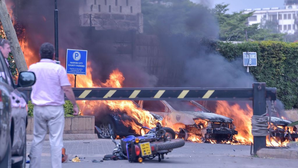  Explosion, Schüsse, brennende Autos: Extremisten greifen in Kenia an. Laut einem Augenzeugen tragen sie große Mengen Munition bei sich. Kenianer fühlen sich an einen früheren Angriff mit 67 Toten erinnert. 