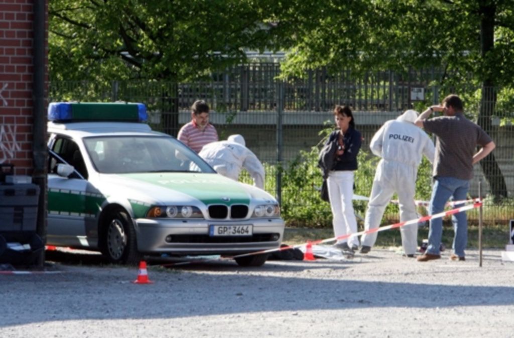 25. April 2007: Kriminaltechniker untersuchen den Tatort in Heilbronn. Weitere Informationen zum Fall NSU sehen Sie in unserer Bildergalerie.
