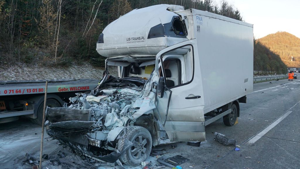  Ein Kleintransporter ist am Freitagmorgen auf der A8 bei Gruibingen nahezu ungebremst in ein Stauende gekracht. Der Fahrer erlitt dabei schwere Verletzungen. Die Autobahn war stundenlang gesperrt. 