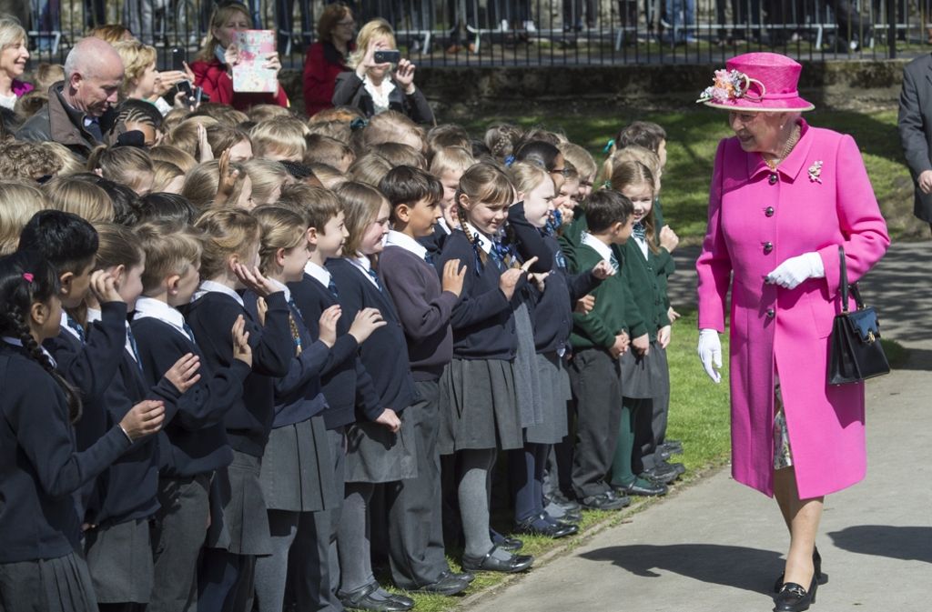 In Windsor zeigte sie sich bereits einen Tag vor ihrem runden Geburtstag in einem schicken pinkfarbenen Kostüm den großen und kleinen Untertanen.
