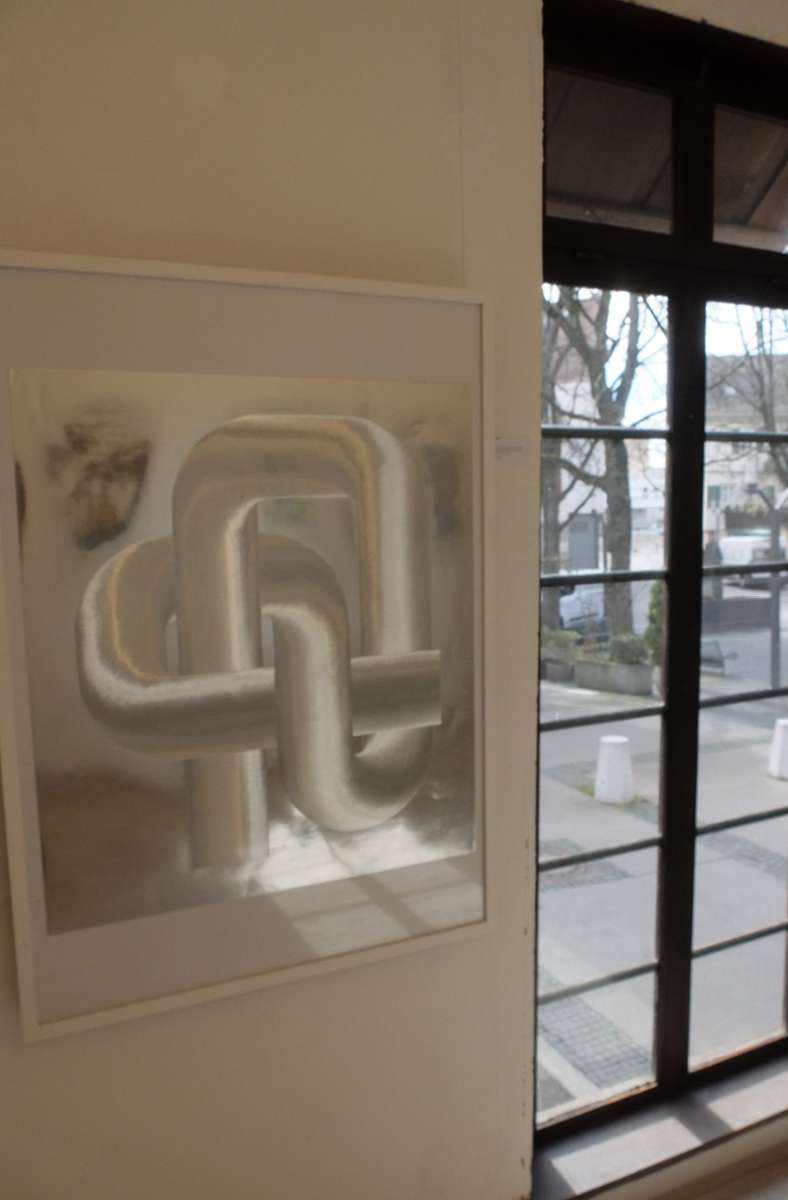 Zeitgenössische Kunst aus der Sammlung von Willy Wiedmann neben bodentiefen Fenstern, die viel Licht in den Raum lassen.