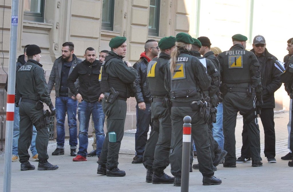 Mehrere Dutzend Polizisten waren am Donnerstag am Landgericht Stuttgart im Einsatz.