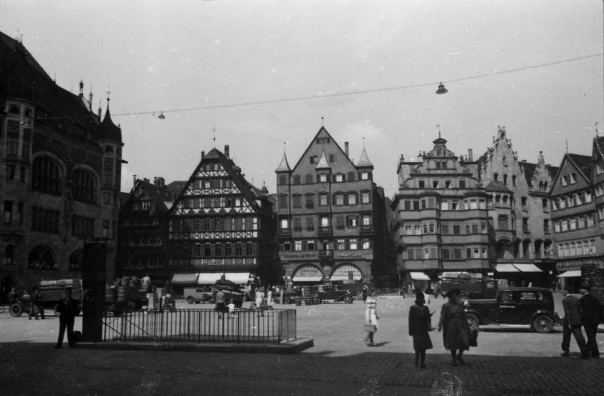 Wie der Marktplatz (hier die Westseite mit den Häusern Tritschler und Haufler) 1942 ausgesehen hat, zeigt die Fotostrecke.