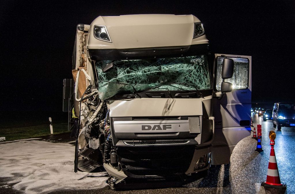 Auf der A81 bei Pleidelsheim ist es am Mittwochabend zu einem schweren Lkw-Unfall gekommen.