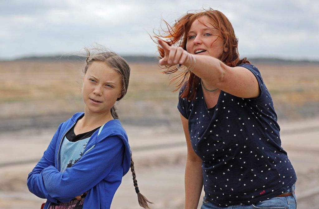 Greta Thunberg (links) steht mit Kathrin Henneberger, der Vertreterin des Aktionsbündnisses „Ende Gelände“, am Tagebau Hambach.