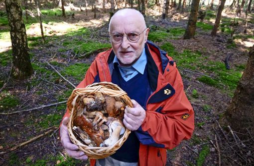 Der Pilzberater Reinhard Lieske präsentiert eine  ordentliche Ausbeute einer kleinen Tour  durch den Warmbronner Wald. Foto: Simon Granville
