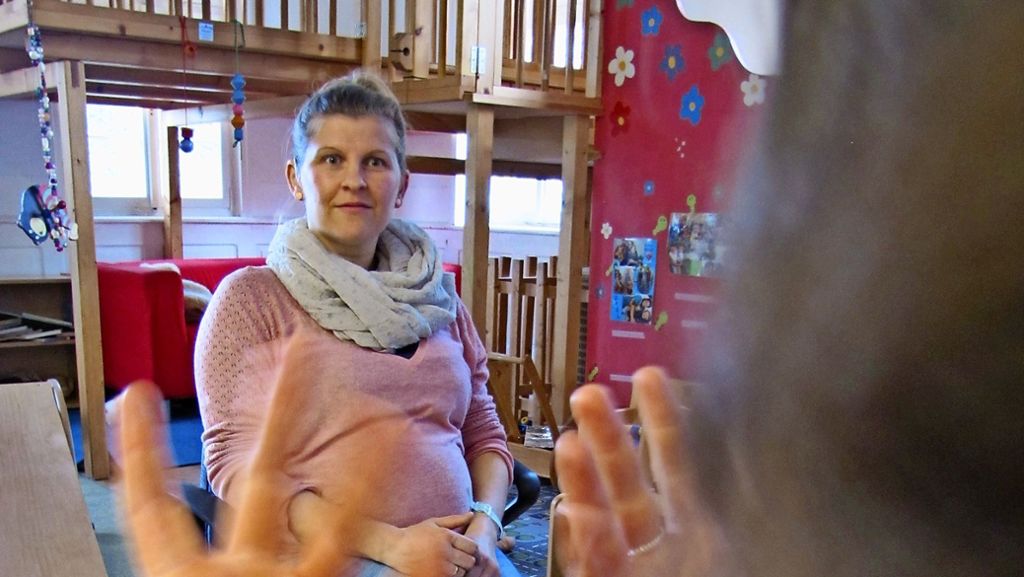 Gehörlose Eltern in Stuttgart-Birkach: Der Dolmetscher gebärdet den Elternabend