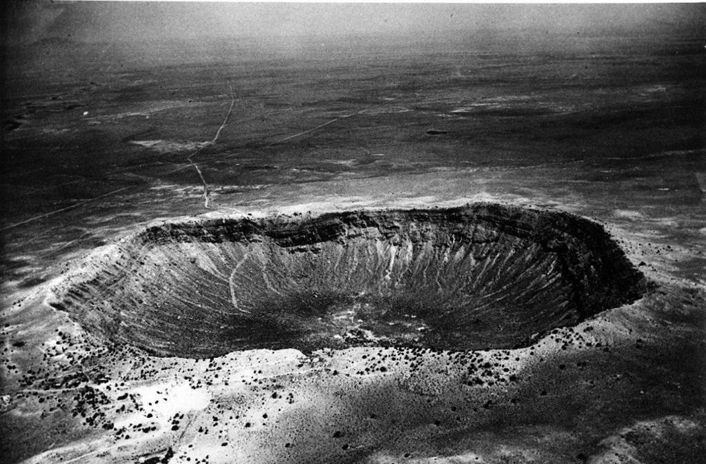 Vor 50 000 Jahren: Der Barringer-Krater bei Winslow (US-Bundesstaat Arizona) ist 1,2 Kilometer im Durchmesser und 170 Meter tief. Der Verursacher dieses Riesenlochs war ein vergleichsweise kleiner Meteor.