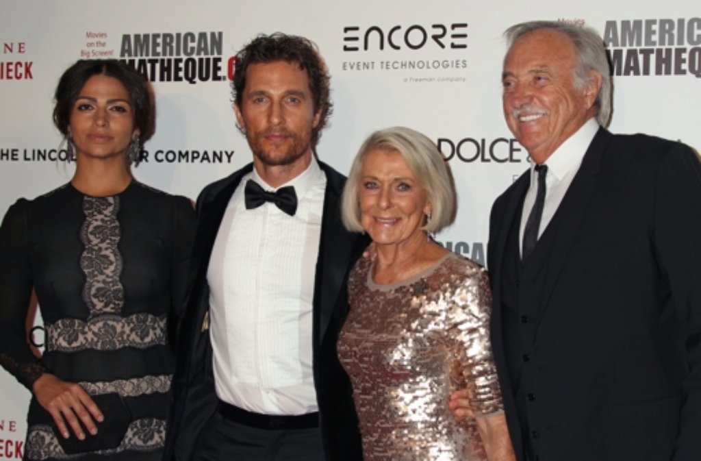 US-Schauspieler Matthew McConaughey mit seiner Frau Camilla Alves, seiner Mutter Key und deren Lebensgefährten.
