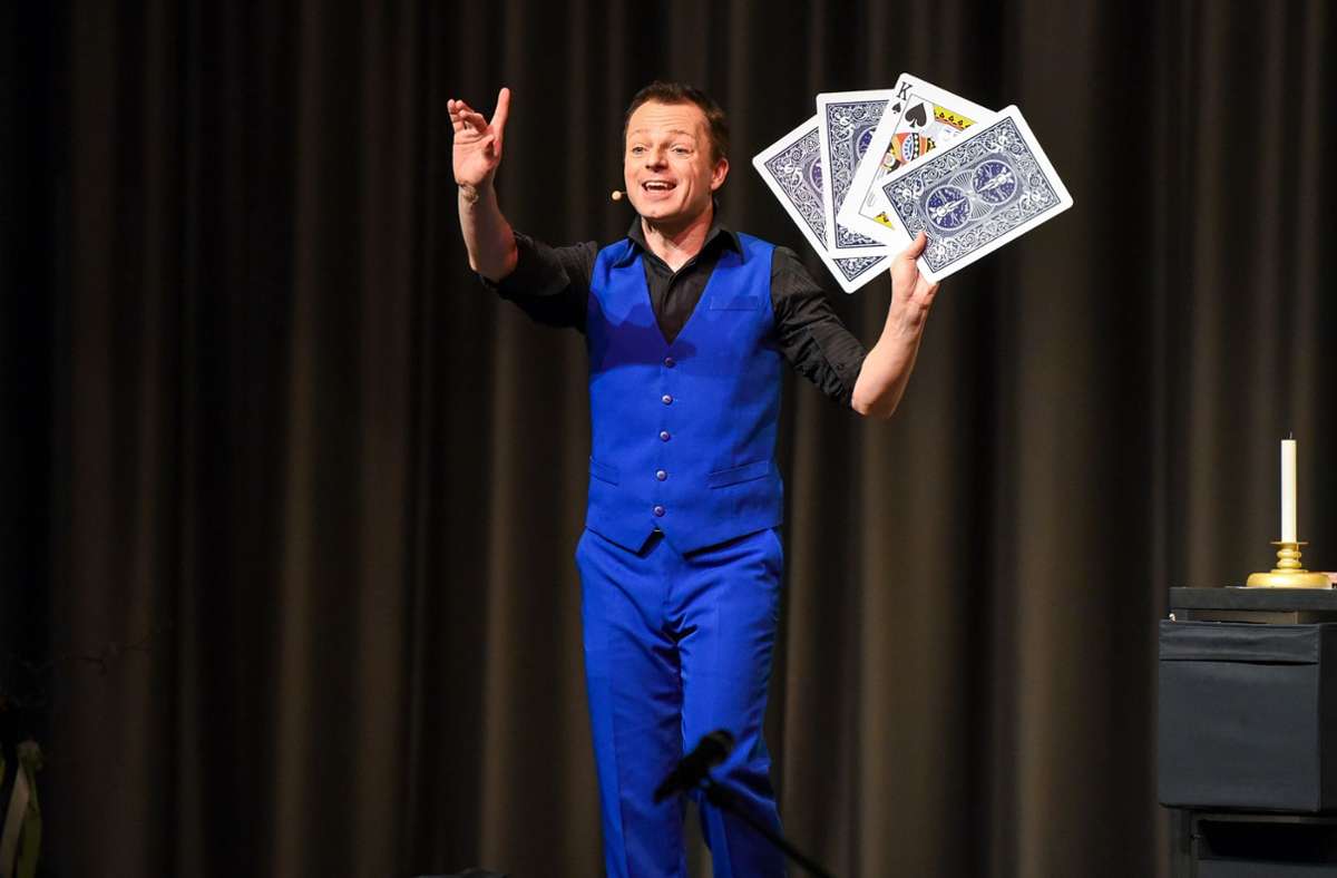 Preisgekrönter  Zauberkünstler und charmanter Entertainer:  Timo Marc. Foto: Kreiszeitung Böblinger Bote/Thomas Bischof