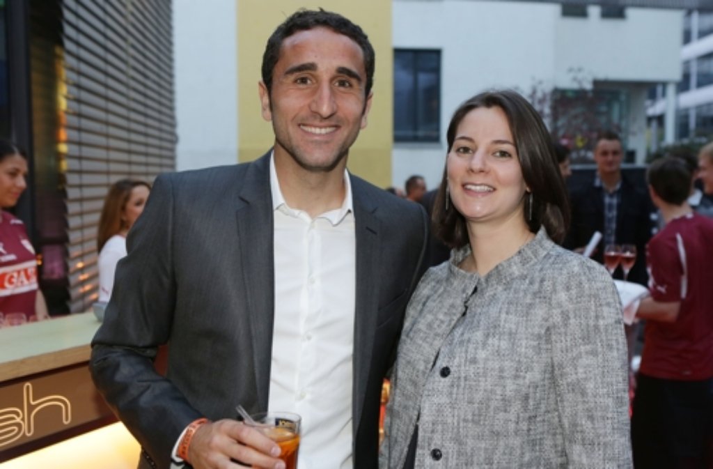 Roberta Molinaro mit ihrem Mann, VfB-Abwehrspieler Cristian Molinaro, beim Saisonabschluss im Mai 2012.