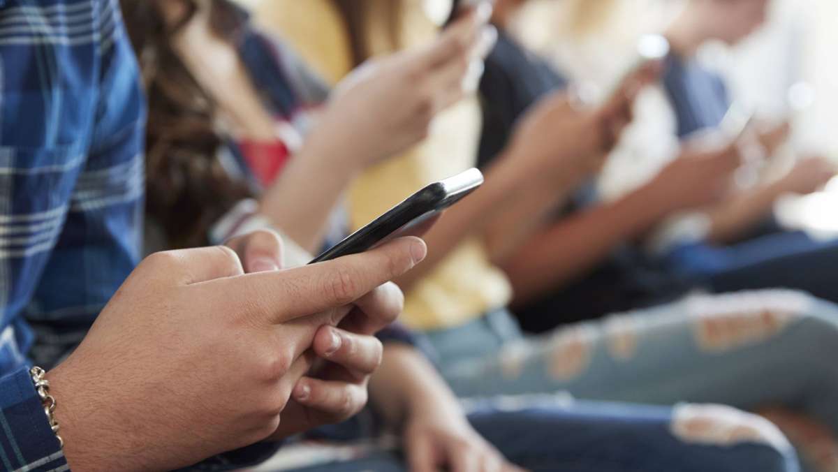 Großbritannien: Regierung will Schülern Handys verbieten