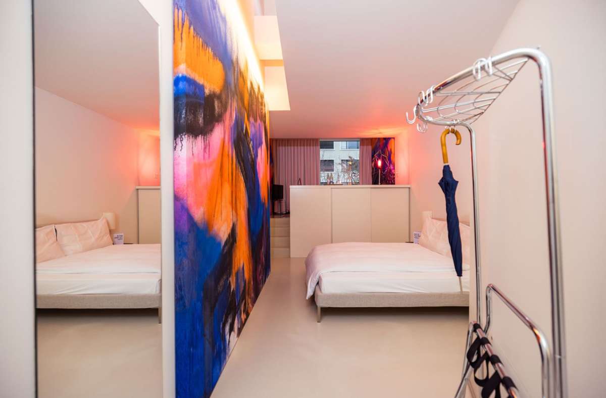 Für seine Raumgestaltung im Hotel Greulich zaubert Corso Bertozzi mit Holzelementen in kristallinen Strukturen und mit speziellen Lichteffekten winterliche Elemente mitten ins Hotelzimmer. Ein Raum für Veränderungen.