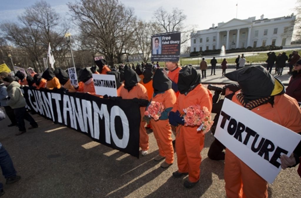 Guantánamo sollte unter anderem der Gewinnung geheimdienstlicher Erkenntnisse dienen, allerdings wurde die rechtliche Situation der Gefangenen nie abschließend geklärt. In der Folgezeit kam es insbesondere wegen der angewandten Verhör- und Foltermethoden immer wieder zu Protesten gegen das Gefangenenlager.