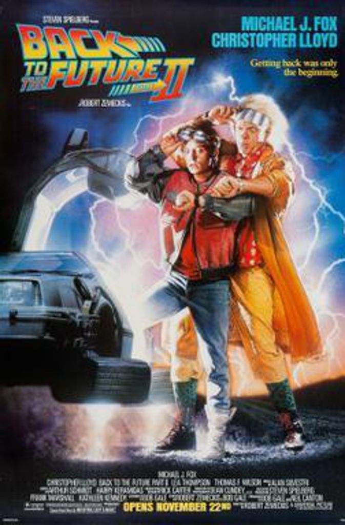 Filmposter von „Back to the Future II“: 1989 fliegt Filmheld Marty McFly in der Science-Fiction-Komödie „Zurück in die Zukunft II“ auf einem schwebenden Skateboard durch die Lüfte.