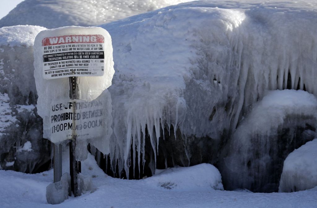 Ein Warnschild in Evanston, einer Stadt am Michigansee (US-Bundesstaat Illinois), ist vollständig von einer dicken Eisschicht überzogen.