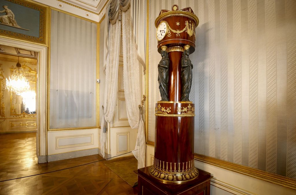 Diese kostbare Spieluhr von Johannes Klinckerfuß (1770–1831), einem der bedeutendsten Kunsttischler seiner Zeit, stand im Fremdenapartment im 1. Obergeschoss des Neuen Schlosses. Derzeit ist sie im Schloss Ludwigsburg ausgestellt.