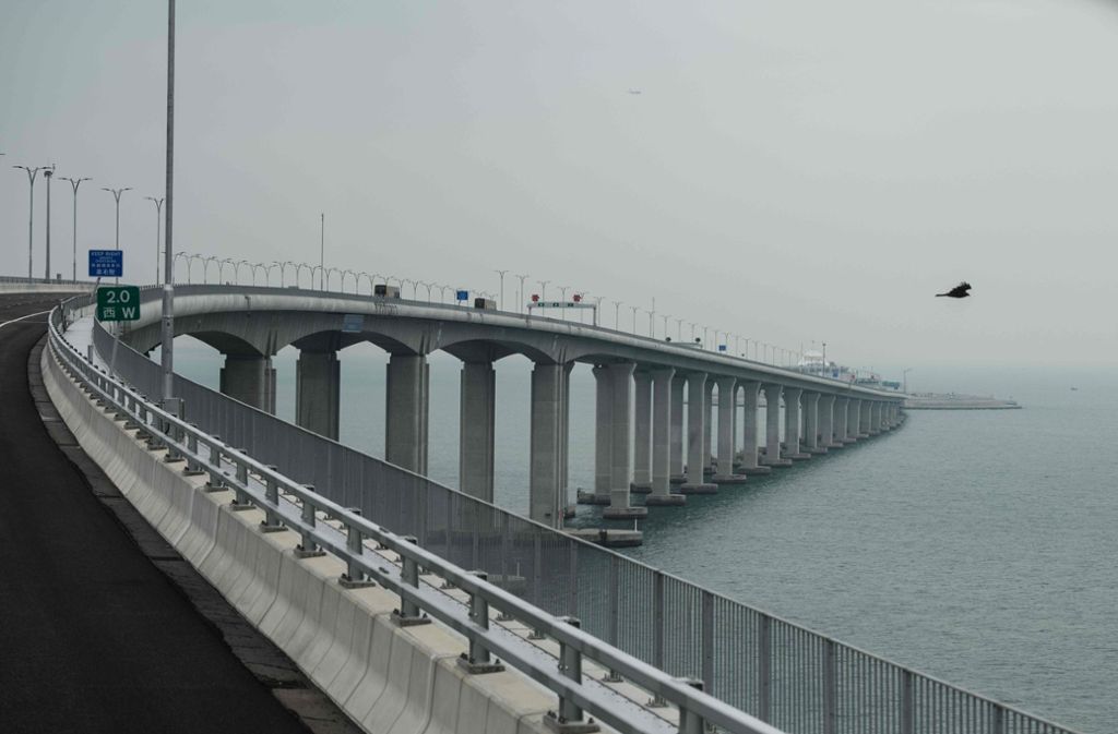 Die 55 Kilometer lange Brücke verbindet Hongkong mit der wirtschaftlichen Boomregion Chinas...