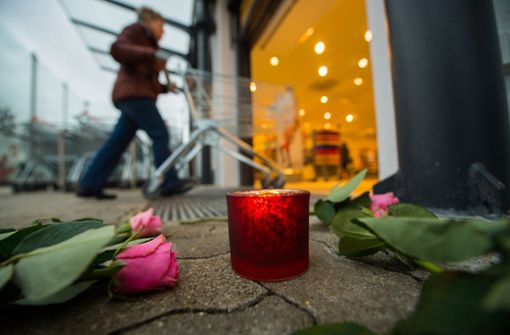 Eine Kundin geht in den Drogeriemarkt in Kandel (Rheinland-Pfalz). Dem tödlichen Angriff sei ein Streit zwischen den Teenagern im Drogeriemarkt vorausgegangen. Foto: dpa