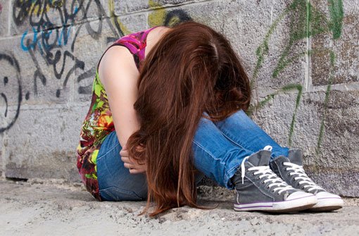 Weil sie glauben, ihre Mitschülerin habe sie verpetzt, sollen drei Mädchen der 19-Jährigen in Stuttgart-Nord aufgelauert und sie verprügelt haben (Symbolbild). Foto: Shutterstock/Petrenko Andriy