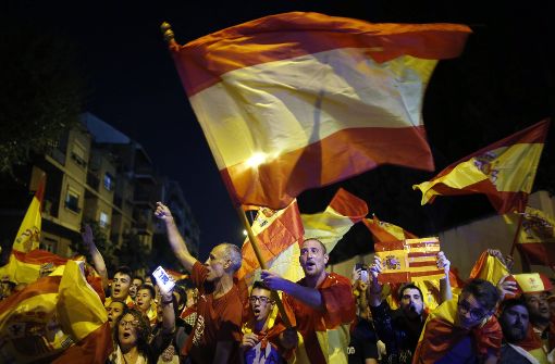Katalanen schwenken ihre Flaggen und fordern Unabhängigkeit von Spaniens Regierung. Foto: AP