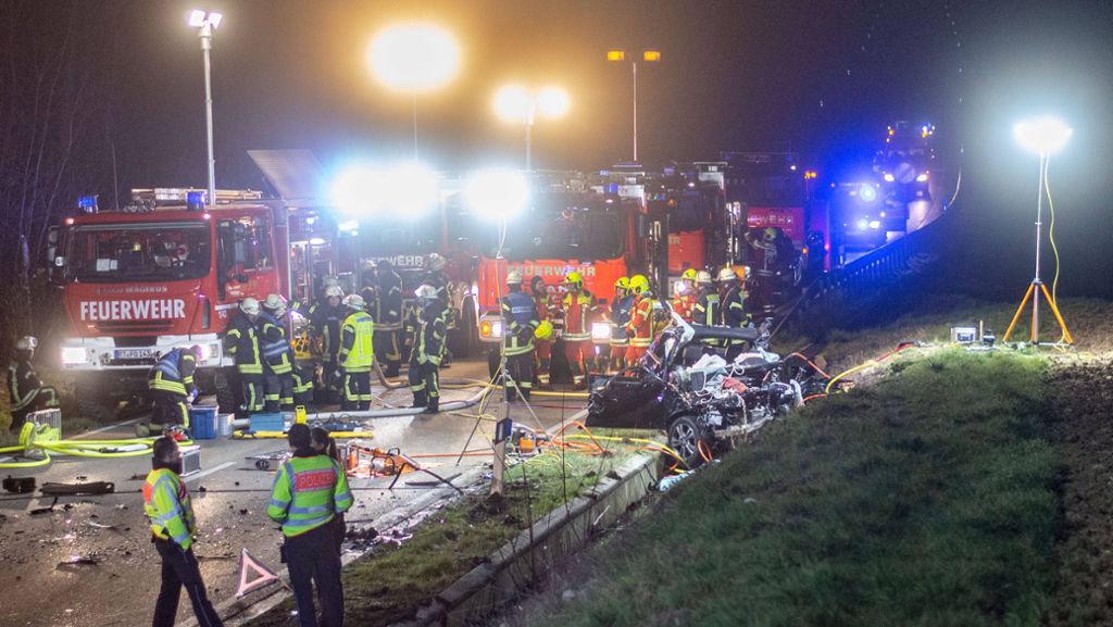 Tödlicher Unfall im Landkreis Esslingen: Zwei Menschen sterben bei Frontalzusammenstoß