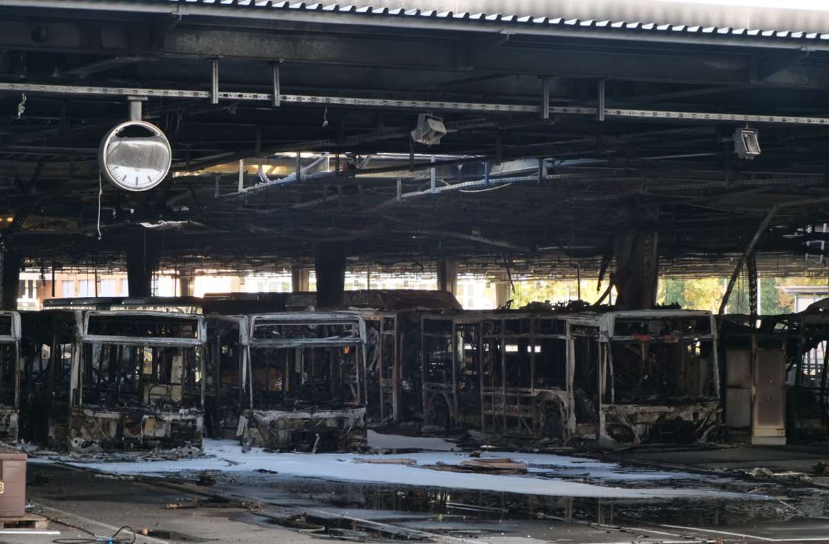 Am Morgen nach dem Großbrand wurde das Ausmaß des Schadens sichtbar: 25 Busse waren ausgebrannt.