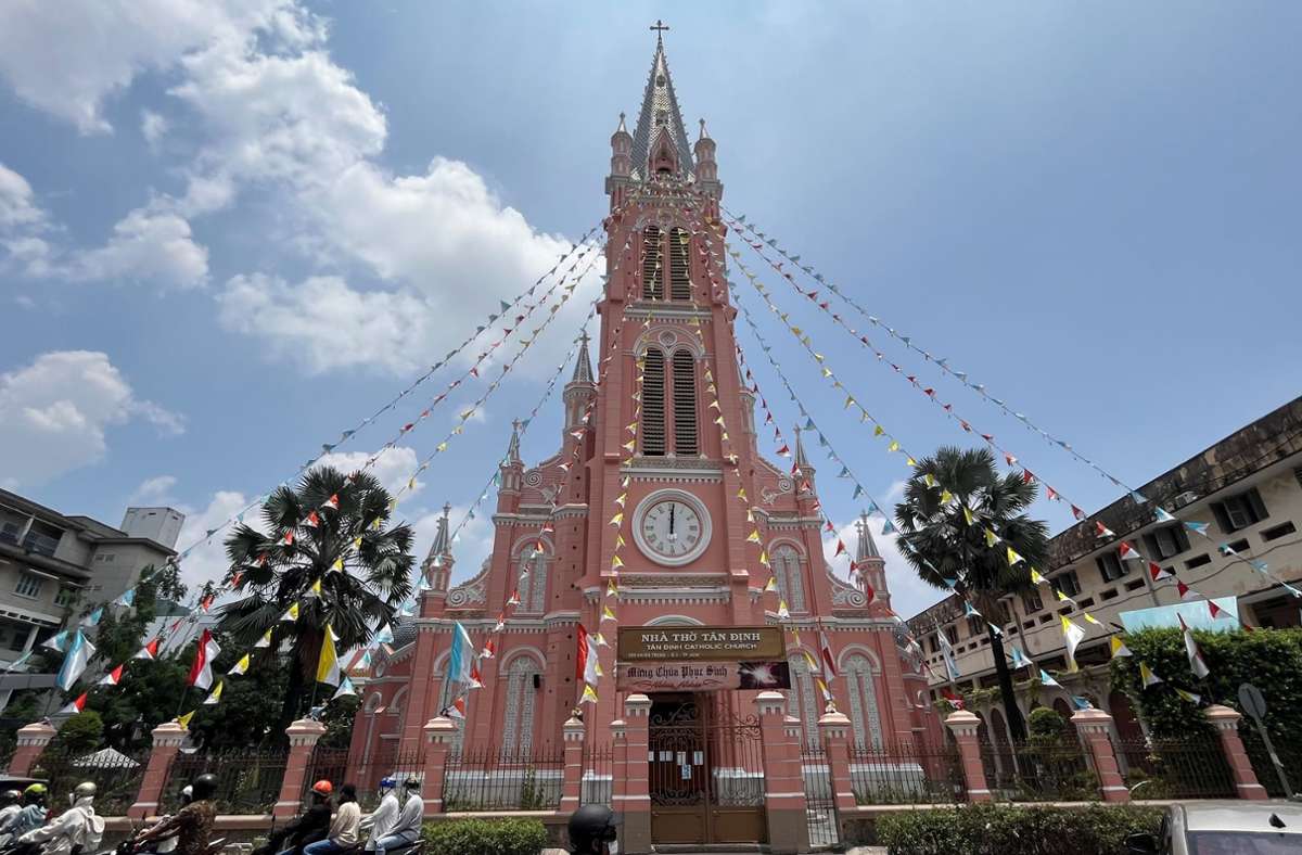 Die Tân Định-Kirche ist eine römisch-katholische Kirche in Ho-Chi-Minh-Stadt und wegen ihrer rosa Farbe ein oft fotografiertes Motiv.