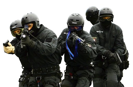 Ganz in Schwarz gekleidet und maskiert: Mitglieder des SEK wirken bedrohlich. Foto: dpa