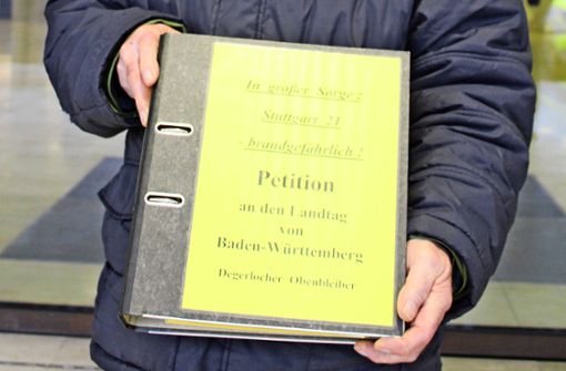 Diesen Petitionsordner hatten die „Degerlocher Obenbleiber“ bereits im Dezember 2019 überreicht. Foto: Tilman Baur