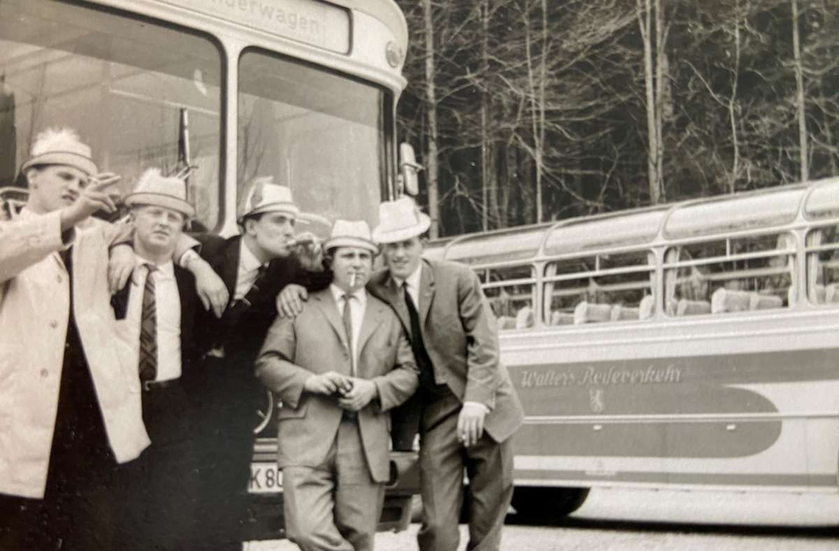 Ostern 1963 fing alles an: Rolf Kröz (rechts) fährt mit Freunden an den Chiemsee, wie auch Rosl mit einer Freundin. Schon im Bus trifft sich das spätere Paar ein erstes Mal.