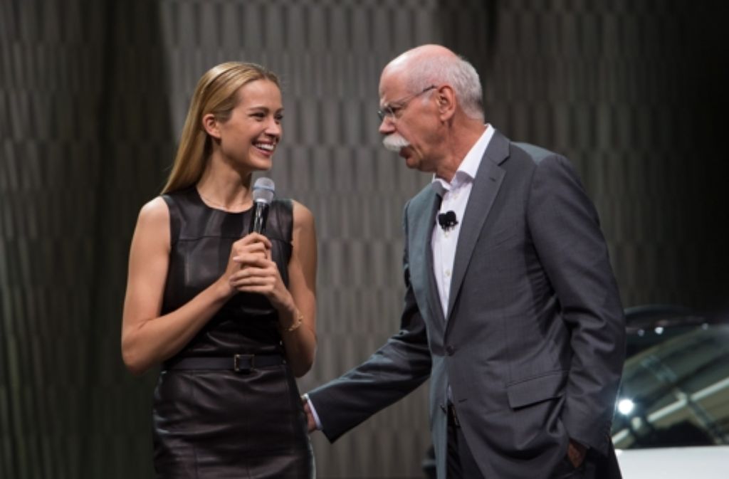 Daimler-Chef Dieter Zetsche und Model Petra Nemcova präsentieren den neuen Geländewagen Mercedes-Benz GLC.