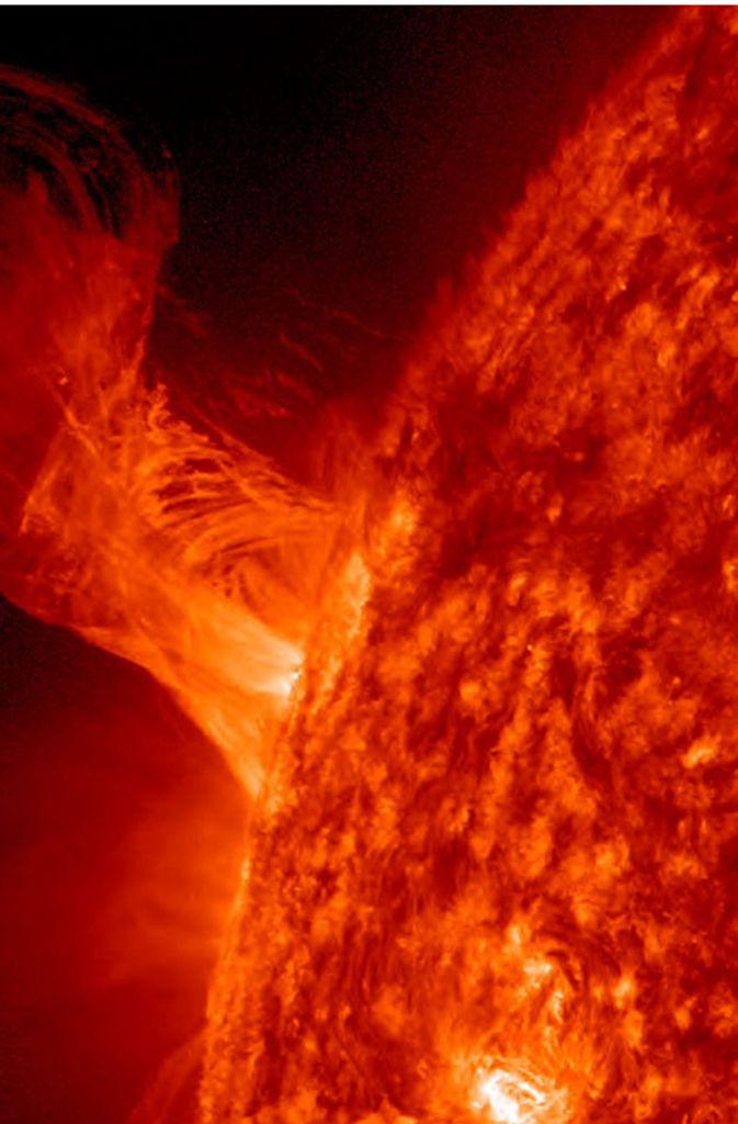 Die Sonne ist eine unberechenbare glühende Gaskugel. Auf dem Riesenstern herrschen Unwetter, die aus Sonnenstürmen und Protonenschauern bestehen.