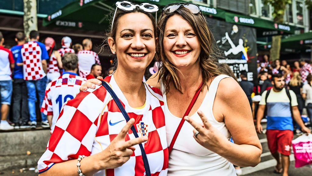  Die Theodor-Heuss-Straße war fest in der Hand der kroatischen Fans – ein Meer aus Rot-Weiß-Kariert. Auch die Niederlage im WM-Finale hielt viele nicht vom Feiern ab. Ein paar Scharmützel mit der Polizei gab es trotzdem. 