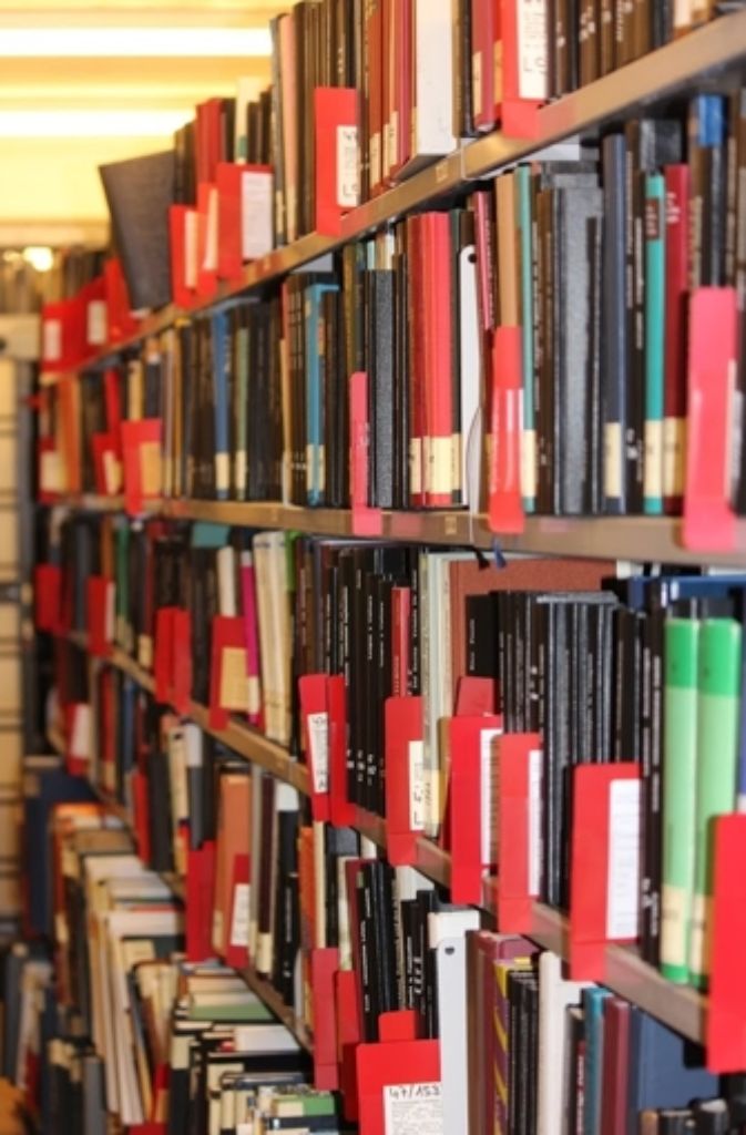 Für jedes Buch, das von den Mitarbeitern der Landesbibliothek in den Abholungsbereich gebracht wird, stecken sie kleine rote Plastikkarten ins Regal, um das Buch später wieder an den richtigen Platz stellen zu können.