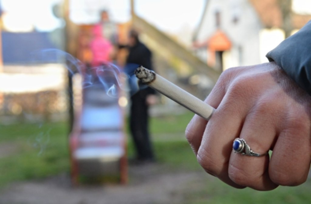 Die Stadt Stuttgart hat das Recht, das Rauchen auf öffentlichen Spielplätzen zu verbieten. Der Gemeinderat entscheidet Ende März darüber. Foto: dpa