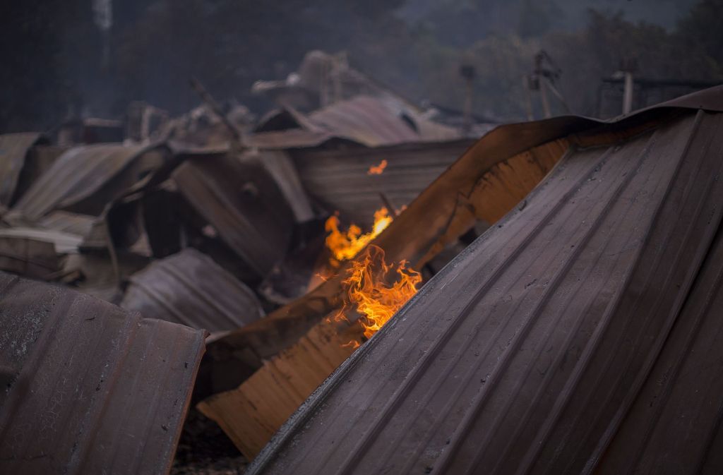 Die Waldbrände haben bislang 800 Häuser und andere Gebäude zerstört.