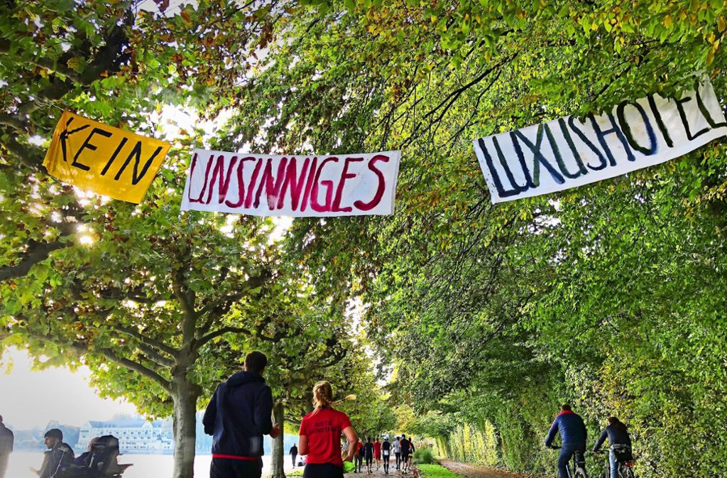 Über der Seestraße hängen Protestplakate. Sie ist die beliebteste Spazierstrecke der Konstanzer.