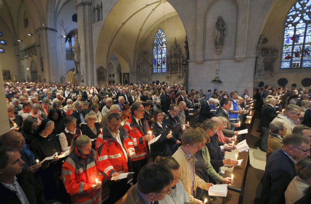 Hunderte Menschen haben sich am Sonntagabend zum Gottesdienst im Paulusdom zu Münster eingefunden.