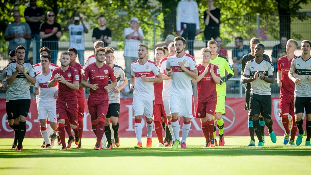  Der VfB Stuttgart hat am Mittwochabend mit mehr als 4000 Fans den Trainingsauftakt gefeiert. VfB-Urgestein Günther Schäfer stand unserer Online-Redaktion Rede und Antwort zum Umbruch beim VfB. Sehen Sie hier das Video. 