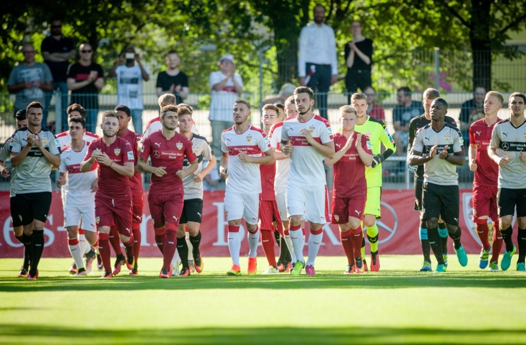 Der VfB Stuttgart lud am Mittwochabend zum Trainingsauftakt – und mehr als 4000 Fans kamen. Foto: dpa