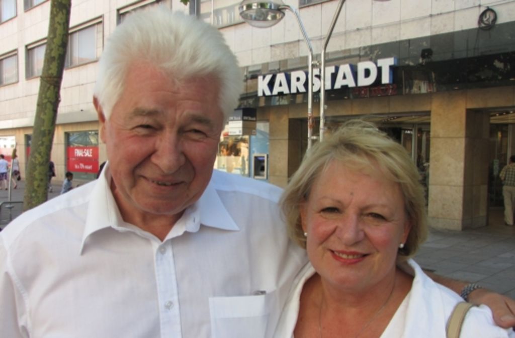 Adam Gerich (68 Jahre) und Brigitte Eichinger  (65 Jahre): „Wir kommen gern und oft in die Stadt um Theater- und Opernstücke zu sehen. Das Angebot ist toll.“