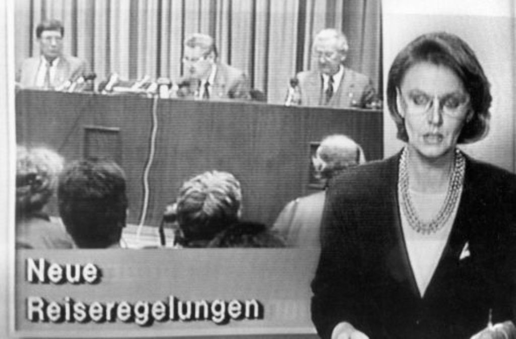 In der Nachrichtensendung "Aktuelle Kamera" des DDR-Staatsfernsehens sehen am Abend tausende DDR-Bürger Schabowskis Ankündigung. Im Westen beginnt die ARD-"Tagesschau" mit der Nachricht: "DDR öffnet die Grenze".