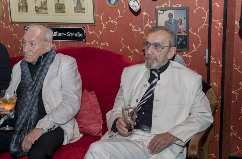 Wirt Oskar (rechts) mit Karl-Heinz, seinem Kumpel seit 60 Jahren. Eine Viertelstunde sitzen sie stumm nebeneinander, dann sagt Oskar: „Karl-Heinz, red’ nicht so viel.“