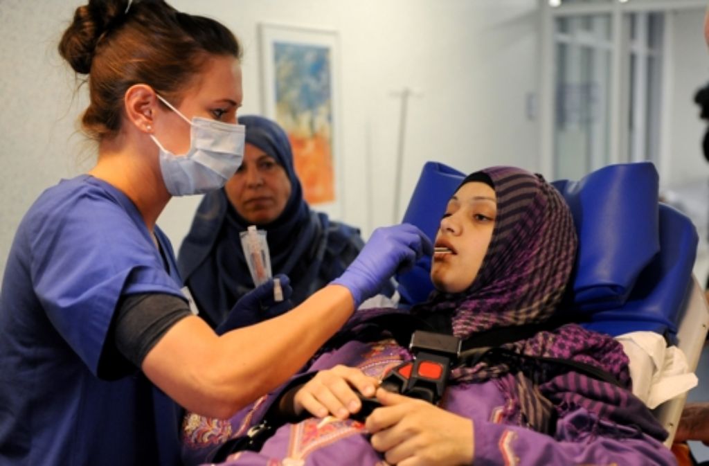Drei im Gaza-Krieg verletzte Palästinenserinnen sind in der Nacht zum Freitag zur Behandlung nach Deutschland gekommen. Foto: dpa
